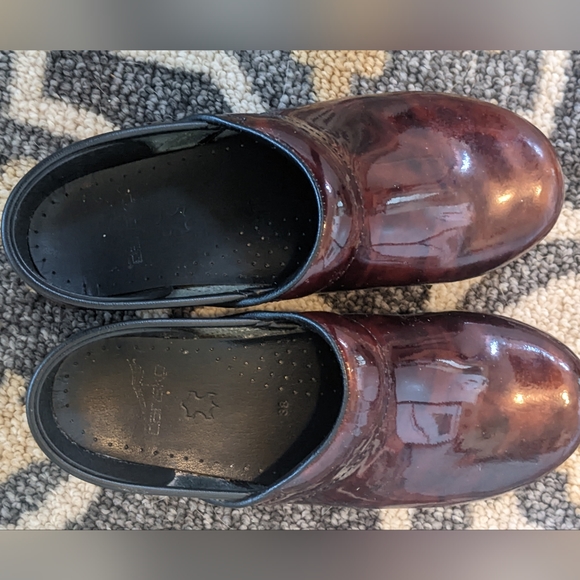 Dansko Patent Shiny Swirly Brown w/ Slight Reddish Tint SZ 38 Excellent Conditi - Picture 8 of 8